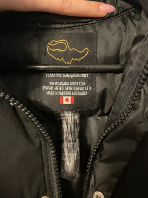 Svart väst i bra skick  - Mycket fin väst jag hade själv använt den om de inte va för stor 