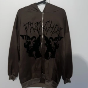 Grunge tröja med tryck - Så jävla snygg tröja. Har två av dessa som jag kan sälja. Den på bilden är storlek L och den andra är S. båda är lite oversized i storlek men kommer funka bra till vemsom. 