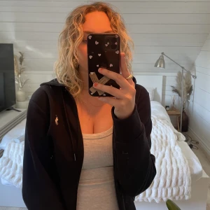 Zip hoodie - Zip hoodie från Ralph Lauren. Tech material. Storlek XS men passar S med. Nypris 1799 kr. I princip aldrig använd. Frakt tillkommer, skicka för fler bilder🖤💕