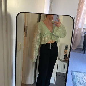 Härlig beach cover-up - Fin och tunn meshtopp med knytning fram, i fin mintgrön färg! Går självklart att användas som en vanlig blus också men jag har använt den som en cover-up över bikikis. Inga skador ☺️