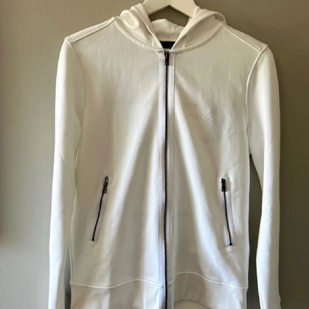 Säljer min limitato zip hoodie. Den är använd max 3 gånger för växte ut den. Nypris pris 5166, har orginalbox . Hoodies.