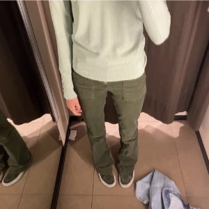 Gröna zara jeans - Lånade bilder!!! Säljer nu mina favorit jeans från zara!!! I storlek 32. De är lite ner klippta där nere så att de ska passa mig. Lite defekter finns så kom privat! För bilder💖 säljer direkt för 300kr! Först till kvarn som gäller😍