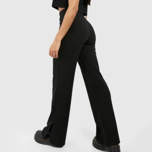 Kostymbyxor  - Helt nya kostymbyxor från Boohoo! Det har en slits vid sidan av byxorna vilket ger en snygg detalj! Säljer då de inte passar mig tyvärr☺️