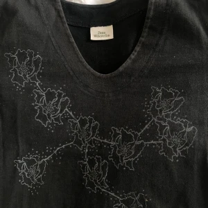 Tröja - Tröja med 3/4 långa ärmar. Mönster på framsidan och vringad. Köpt secondhand.