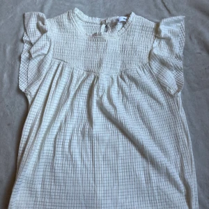 Mango Blus - Aldrig använd super fin blus från Mango! Säljer då den inte kommer till användning! 💕 I storlek S! Frakt 39kr