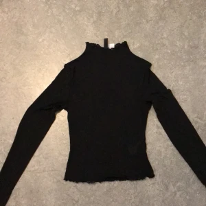 Topp  - Säljer den pågrund av att den aldrig kommer till användning, den är helt ny. Storlek xs men passar oxå som s.