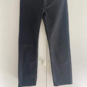 Ett par mörkgråa jeans från Bershka i storlek 38 men sitter som 36! Fint skick, långa i benen smala i midjan. 