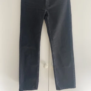 Mörkgrå jeans - Ett par mörkgråa jeans från Bershka i storlek 38 men sitter som 36! Fint skick, långa i benen smala i midjan. 
