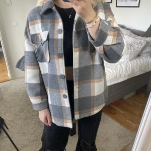 Höst/vårjacka  - En jättefin jacka som passar till både höst och vår. Jackan Pices i en oversized fit. Jakan är använd en del men fortfarande en bra kvalitet. Finns ett tillhörande bälte. 