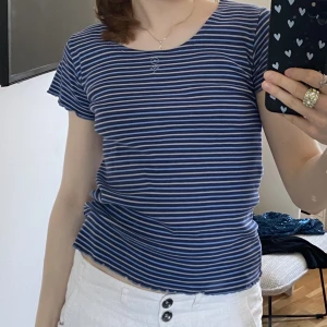 Randig tröja - Randig tröja med broderi framtill💕