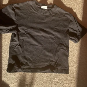 Svart tröja  - Säljs för att den är förstor. Använd bara ett antal gånger och är i bra skick. 