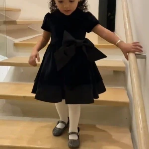 En svart barn klänning, - Min dotter har använt den bara en gång, och hon tycker inte om den. Sp jag tänkte att någon här skulle gilla den. 