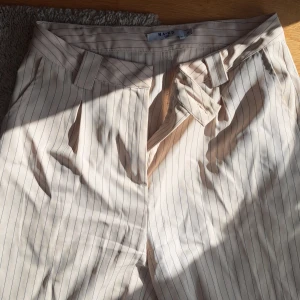 Beiga kostymbyxor - jättesköna kostymbyxor som tyvärr är för små för mig. normal padsform med lite vidare ben