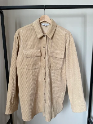 Manchester skjorta & Other stories - Manchester skjorta från & Other stories i storlek 34. Använd med i gott skick, inget direkt märkbart slitage.