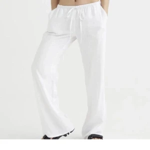 Linnebyxor - Fina liknebyxor från H&M, de har blivit lite korta i tvätten annars i toppskick💛