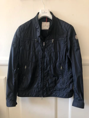 Moncler jacka  - Moncler jacka i fint skick  Storlek 2 vilket motsvarar ungefär M Perfekt nu til vår/sommar 