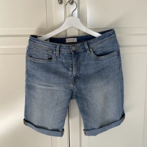 Jeansshorts - Jeansshorts från Selected Hommd i väldigt bra skick. Byxan är knappt använd och är inge sliten. 