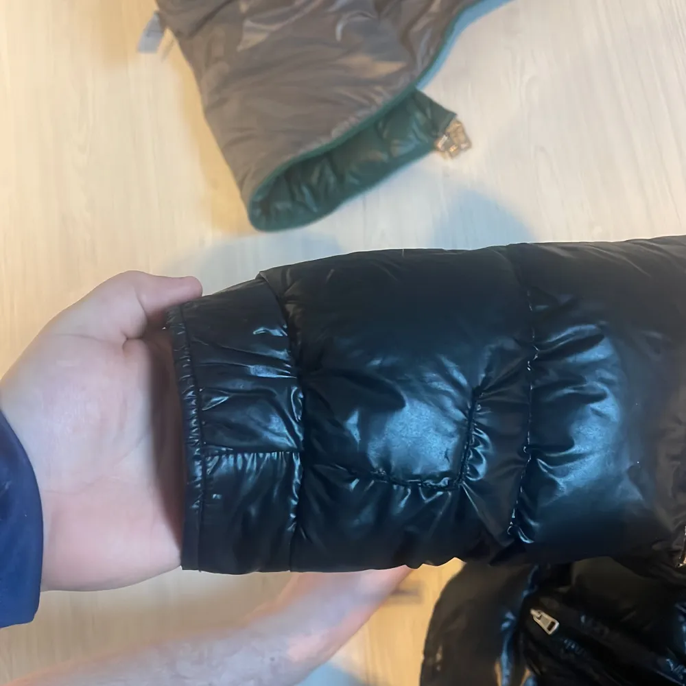 Säljer nu min moncler jacka storlek 4 som motsvarar L.  Ser helt ny ut på alla ställen förutom där jag råkat riva upp jackan lite men som jag sedan sytt ihop som ni ser på bilden.  Finns i timrå men kan också postas. Jackor.