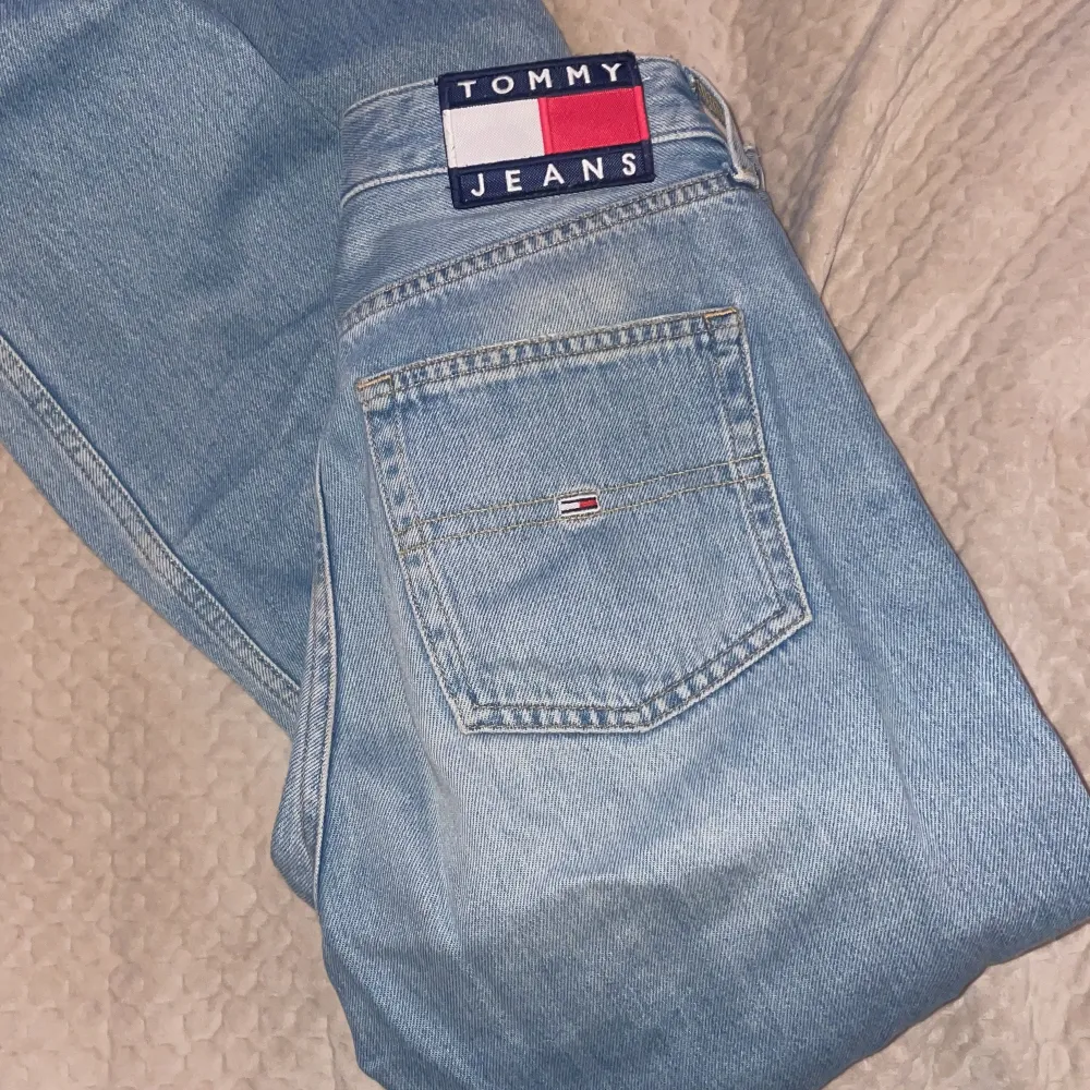 Äkta Tommy Hilfiger jeans knappt använda, så i sjukt bra skick. High rise 26/32 dvs typ S! . Jeans & Byxor.