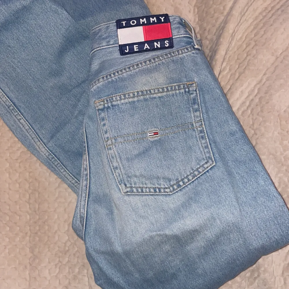 Äkta Tommy Hilfiger jeans knappt använda, så i sjukt bra skick. High rise 26/32 dvs typ S! . Farkut & Housut.