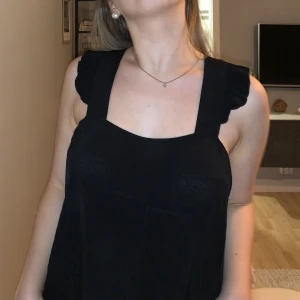 Svart topp - Svart elegant topp i skönt material, Strl 38. Svart, grå & hudfärgad bh syns ej igenom 😊