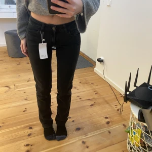lågmidjade jeans - snygga lågmidjade jeans med prislapp kvar! 