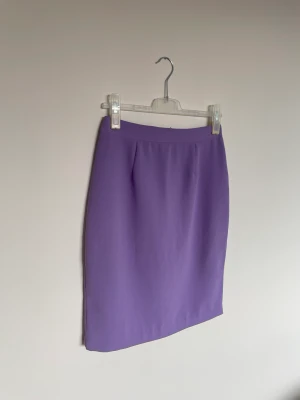 Kjol monki M - Lila knälång kjol från monki. Storlek M. Inga anmärkningar på skicket. 