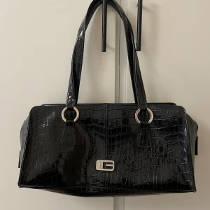 Väska GUESS - Så snygg från guess. Ganska rymliga axelväska. Superfint skick.