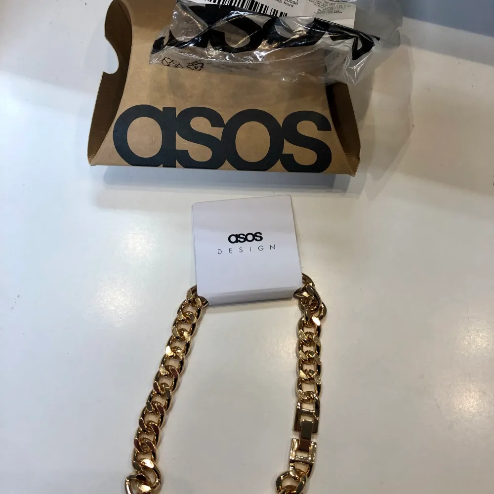 Fin och oanvänd kedja från Asos. Tajt.. Accessoarer.