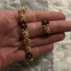 Blomarmband och ringarmband - Blomarmband och ringar i pärlor! Finns i guld 👩🏼 och silver 👩🏼‍🦳 kika in profilen för fler armband och ringar🌸varför inte matcha ring och armband? 🤎