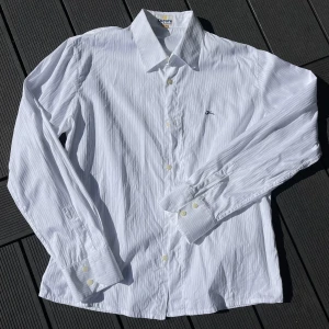 Swag buttondown - Cool skjorta köpt secondhand, släpper billigt 👍Den sitter ganska löst och skulle passa M till L på killar :) bra skick förövrigt