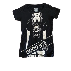 T-shirt  - Svart t-shirt med wednesday addams tryck på från heartless. Den är i storlek S <3