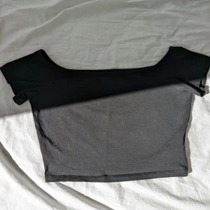 Crop top med boat neck - Svart crop top med boat neck 