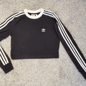 Adidas tröja  -  Adidas top, svart med vita ränder. Size S  Mycket bra skick Kommer från ett djurfri och rökfri hem 