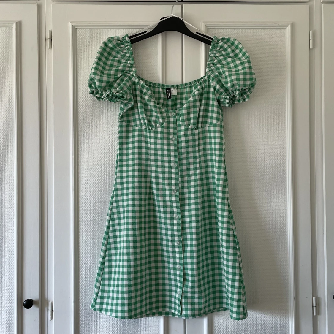 Rutig klänning med puffärm - 90