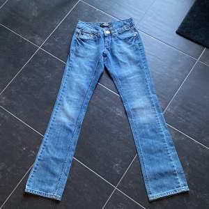 Jättefina bootcut low waist jeans från Victoria Beckham. Köptes från plick men passade inte. Fint tryck på bakfickorna och fina detaljer. Använd gärna ”Köp nu”. Tack💕