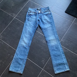 Victoria Beckham Jeans - Jättefina bootcut low waist jeans från Victoria Beckham. Köptes från plick men passade inte. Fint tryck på bakfickorna och fina detaljer. Använd gärna ”Köp nu”. Tack💕