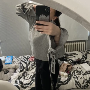 En stickad hoddie🤎 - kommer inte t användning längre..Tyvärr o nt min stil heller längre!! I hyfsat bra skick💋