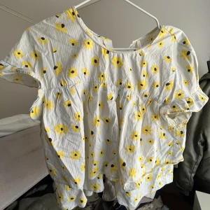 Zara - Blus ifrån Zara i strl S/M, nyskick 💛