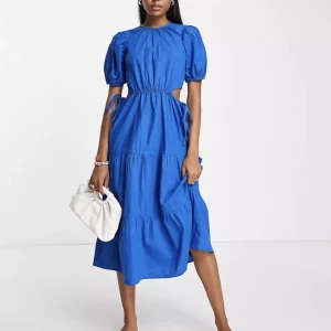 Blå klänning  - Blå jättefin klänning från asos💙 Storlek 34, tyvärr släppt lite på sidorna precis där det går in men inget man tänker på. Använd vid två tillfällen