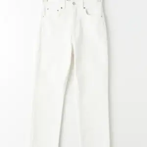Ett par raka, vita jeans från Gina Tricot med slits.  Storlek 32, (xxs), lite små i storleken. Säljer då jag växt ur dem, och inte kom till användning. Fint skick! Köparen står för frakten💖