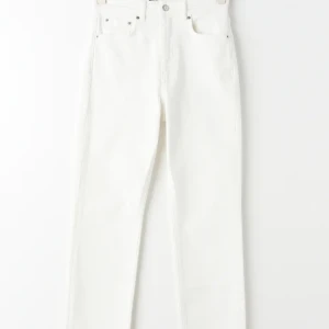 Raka jeans med slits - Ett par raka, vita jeans från Gina Tricot med slits.  Storlek 32, (xxs), lite små i storleken. Säljer då jag växt ur dem, och inte kom till användning. Fint skick! Köparen står för frakten💖