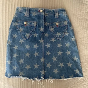 Jeanskjol - Superfin y2k kjol med stjärnor! Köpte på second hand men är för liten för mig tyvärr. Bra skick!