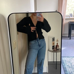 Fin sommartröja - Fin blus med snörning framtill, säljs pga för stor för mig. Knytningen går att justera. ☺️ aldrig använt plagget så är i toppenskick! Pris går att diskutera 🌼