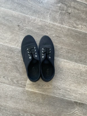 Sandaler - Svarta sandaler, endast använda ett par fåtal gånger. Storlek 37.