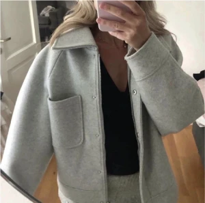 Grå vårjacka - Ljusgrå vårjacka som ej gått till användning. Den är i bra skick. Fråga gärna om fler bilder om de skulle önskas! Nypris ca 700