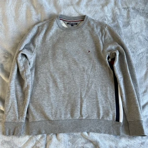 Tommy Hilfiger  - Tommy Hilfiger tröja i mycket fint skick