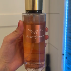 Victorias secret parfym - Amber romance parfym/mist från Victorias secret som knappt är använd! Säljer då jag har för många. 100kr? Pris kan diskuteras 