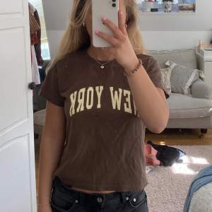 Säljer denna supercoola t-shirten från Brandy Melville! Den är i one size men skulle säga att den funkar från xs-m beroende på hur man vill att den ska sitta, jag är en S.  Nästan aldrig använd så den är i nyskick💕 frakt tillkommer 