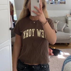 Brandy t-shirt - Säljer denna supercoola t-shirten från Brandy Melville! Den är i one size men skulle säga att den funkar från xs-m beroende på hur man vill att den ska sitta, jag är en S.  Nästan aldrig använd så den är i nyskick💕 frakt tillkommer 